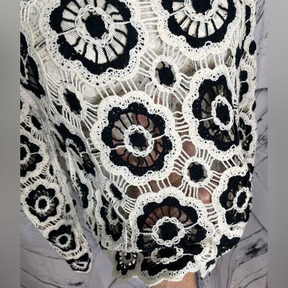A Diva Crocheted Sweater Floral Black & Cream M - Picture 4 of 7